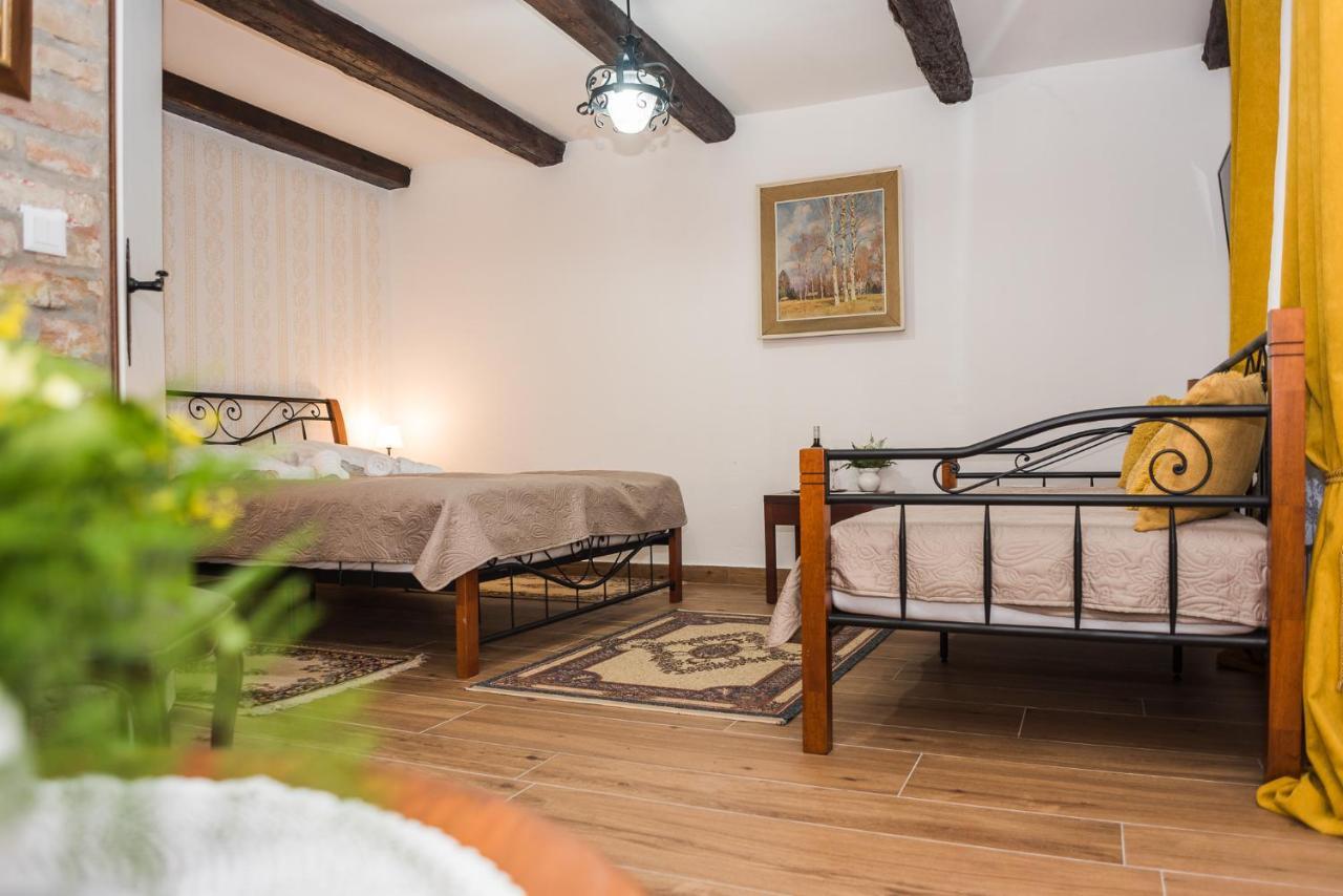 Tri Mudraca Inn Karanac Buitenkant foto