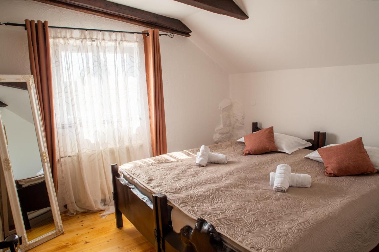 Tri Mudraca Inn Karanac Buitenkant foto