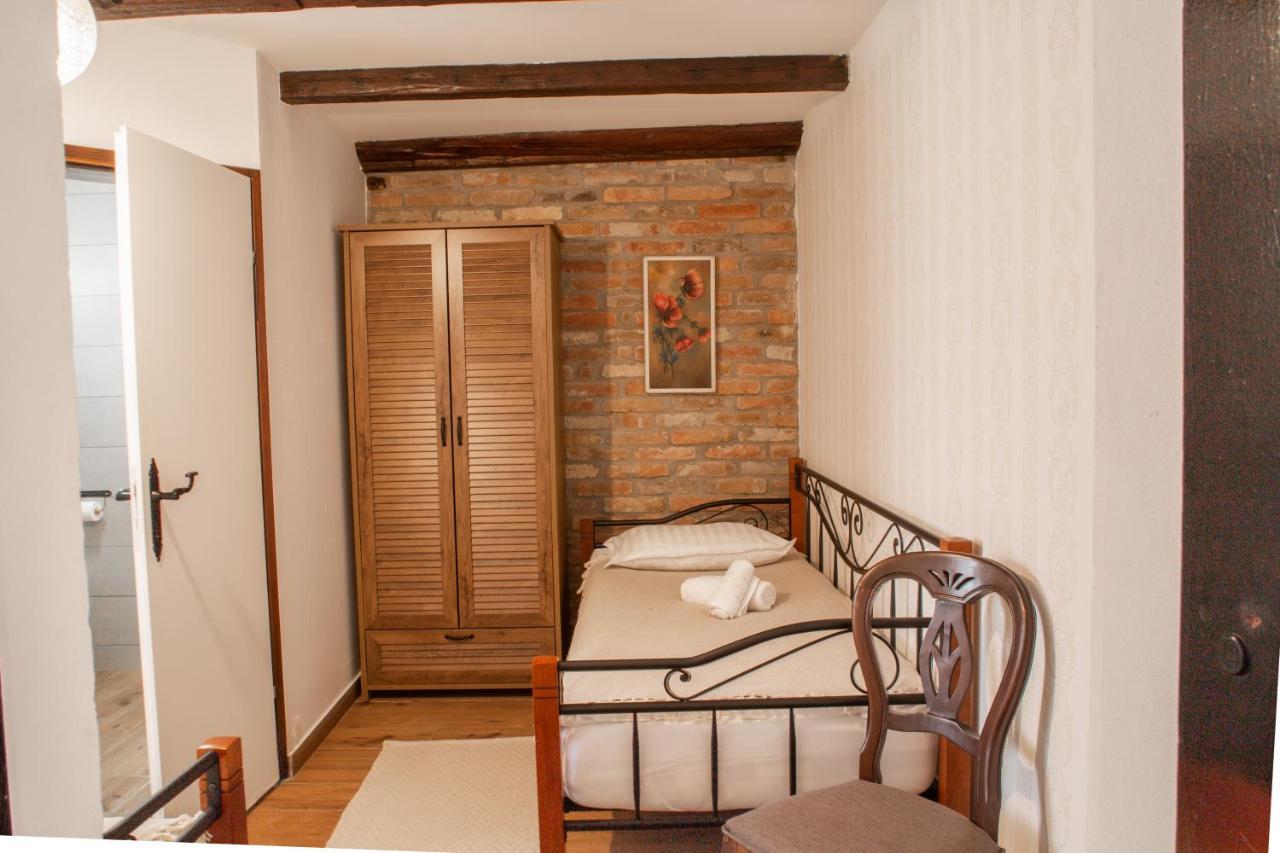 Tri Mudraca Inn Karanac Buitenkant foto
