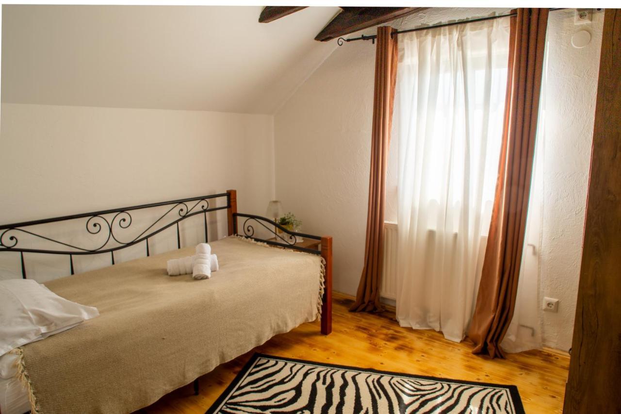Tri Mudraca Inn Karanac Buitenkant foto